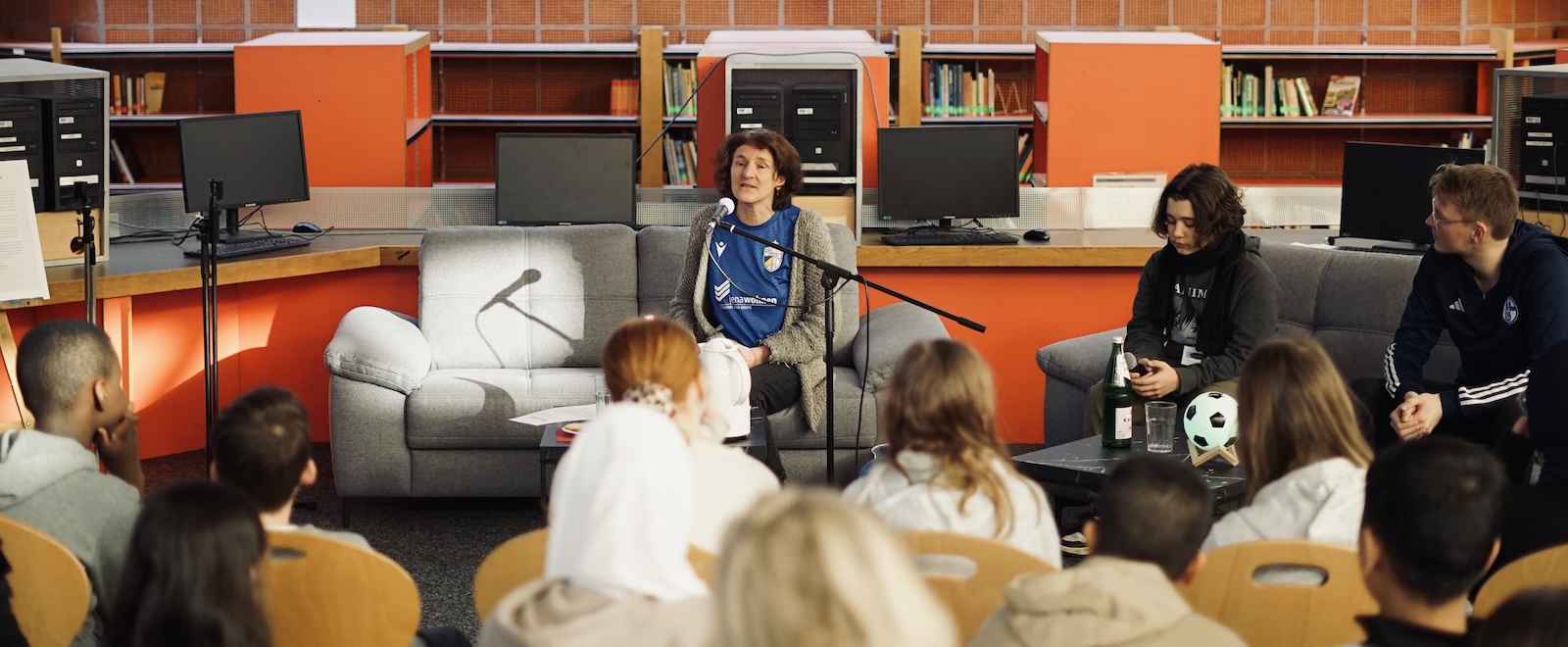Mädchen im Fußball: Martina Wildner liest in der Schulbücherei 