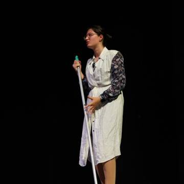 Zunächst ist leider nur Frau Dombrowski, die Bademeisterin da.